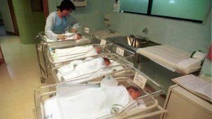 Bebés en sala de recién nacidos.