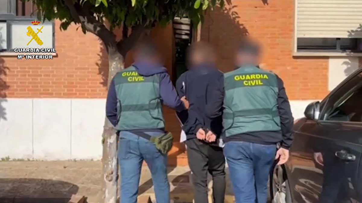 La Guardia Civil y uno de los detenidos.