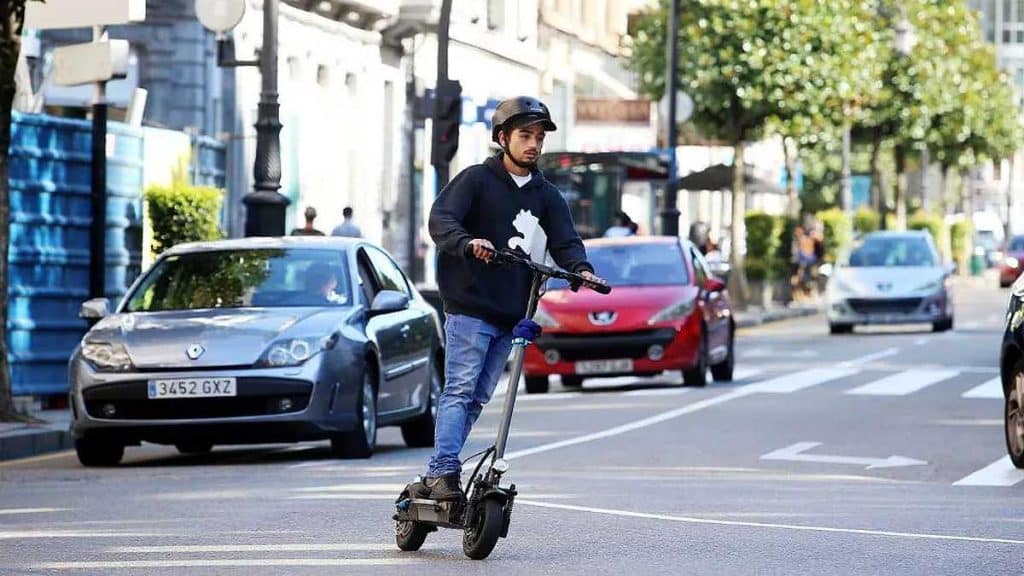 Patinete circulando por Sevilla.