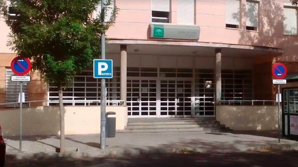 Puerta de entrada centro de salud Pino Montano B.