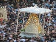 El momento más esperado del Rocío 2026: el salto de la reja se produjo a las 3:22, la 'Blanca Paloma' ya pasea por la aldea