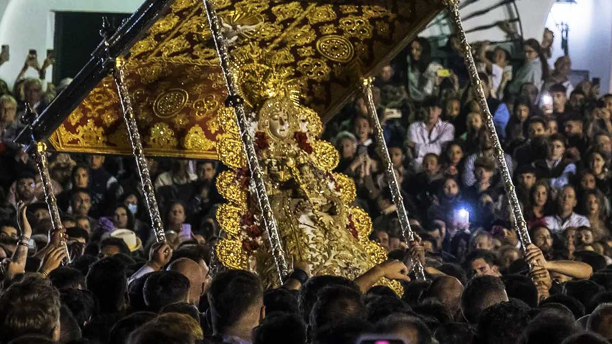 Imagen de la Virgen del Rocío por su aldea.