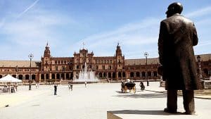 Estatua de Aníbal González.