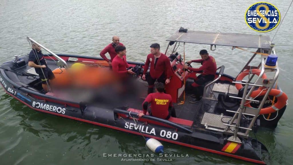 Rescate del cadáver en el Guadalquivir.