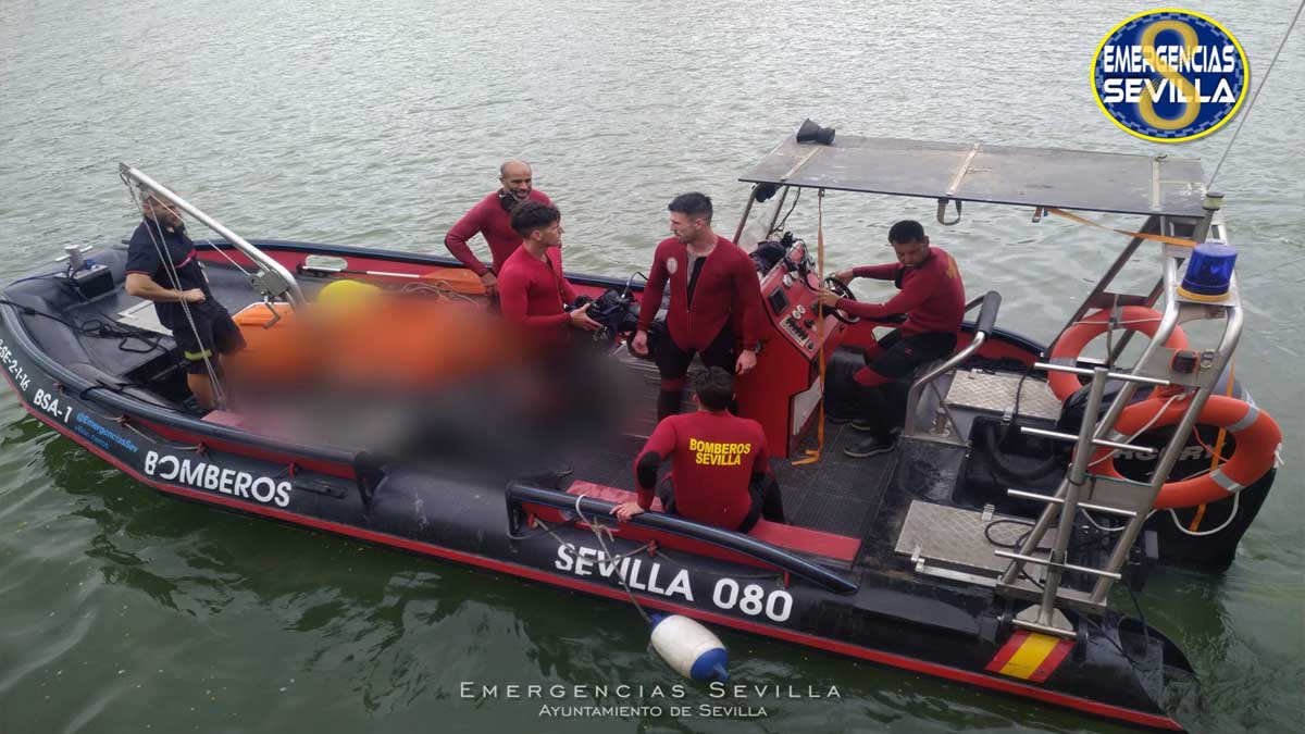 Rescate del cadáver en el Guadalquivir.