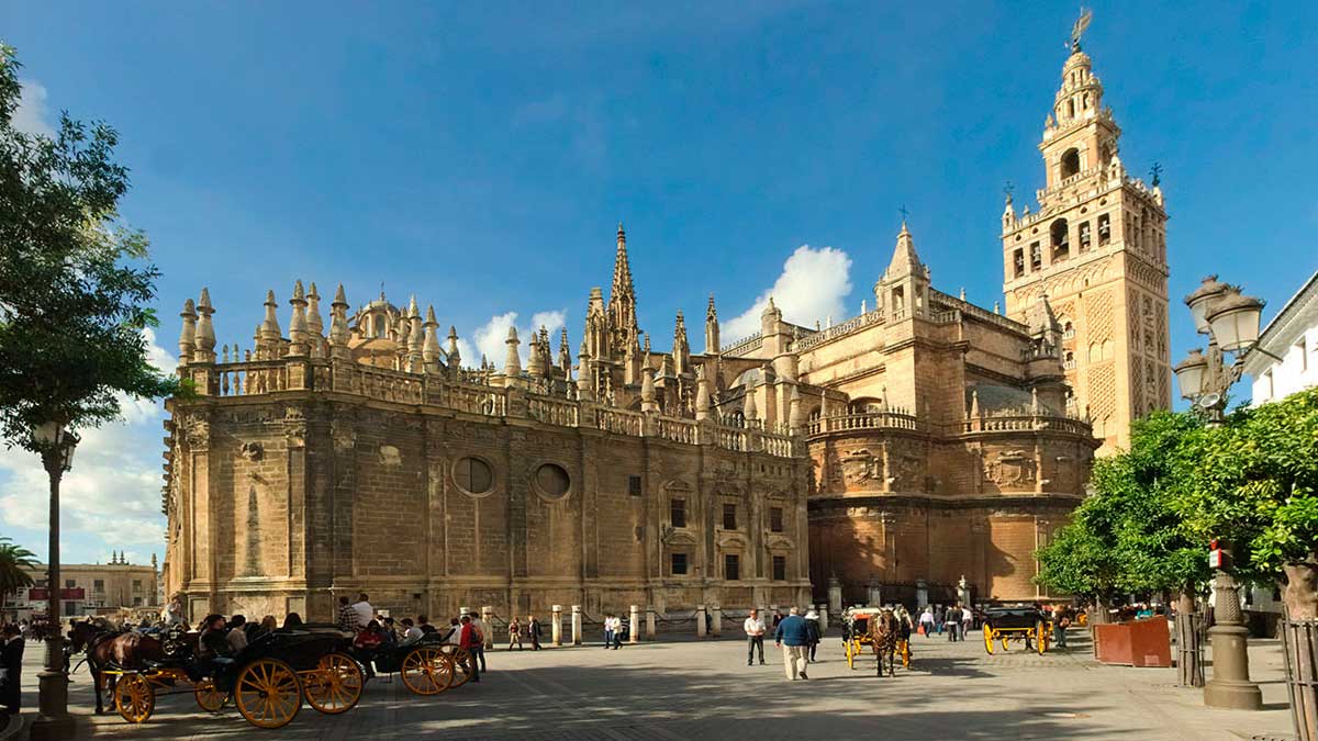 Vista de la Catedral de Sevilla y la Giralda.