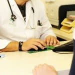 Indignación en Torreblanca por la brutal agresión a una enfermera mientras atendía en urgencias