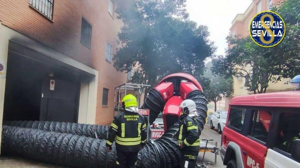 Bombas extractoras de humo de los bomberos de Sevilla.