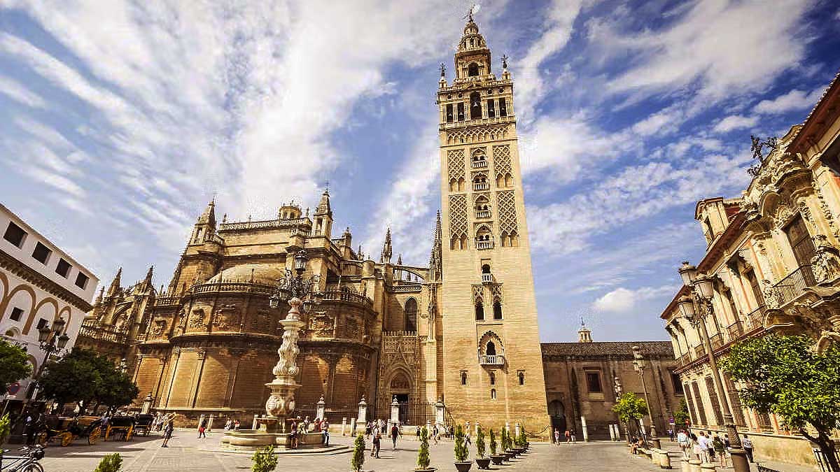 La Giralda de Sevilla junto a la Catedral.