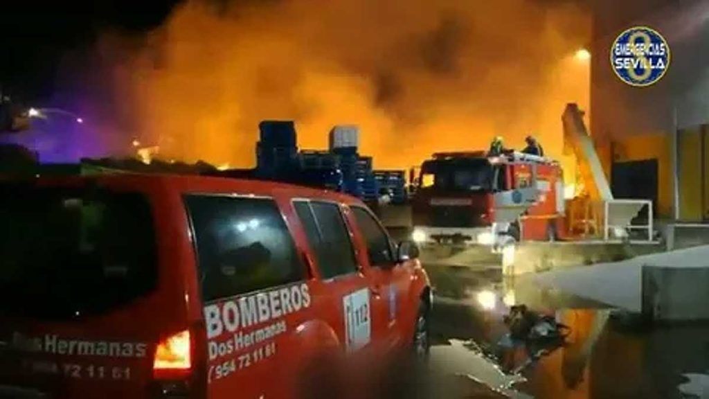 Incendio en la planta de reciclaje.