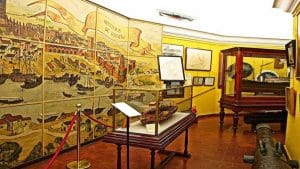Sala del Museo de la Torre del Oro.