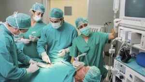 Médicos en la tarea previa a la operación de un paciente.