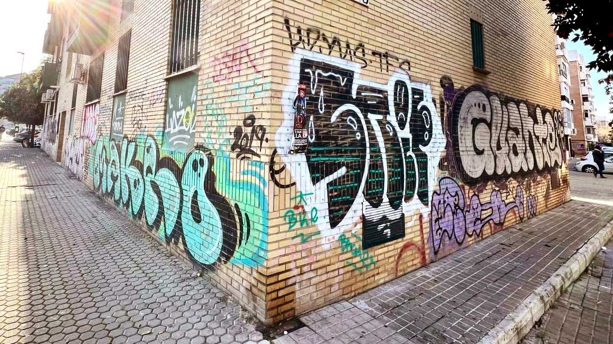 Pintadas en fachada de edificio.