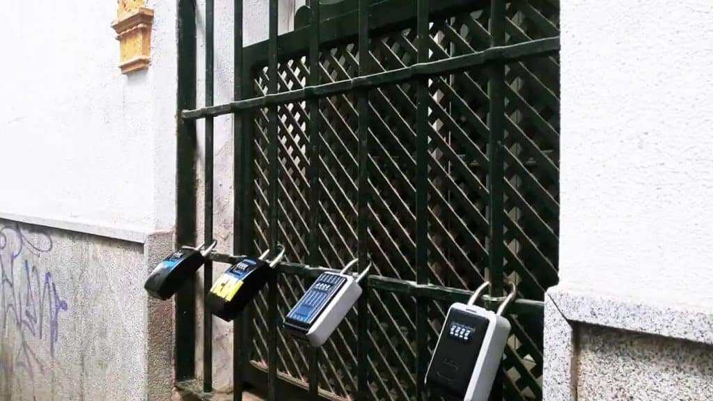 Candados y cajas de llaves de pisos turísticos en Sevilla.