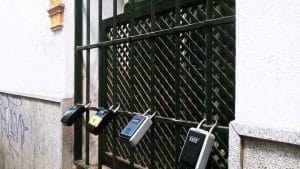 Candados y cajas de llaves de pisos turísticos en Sevilla.