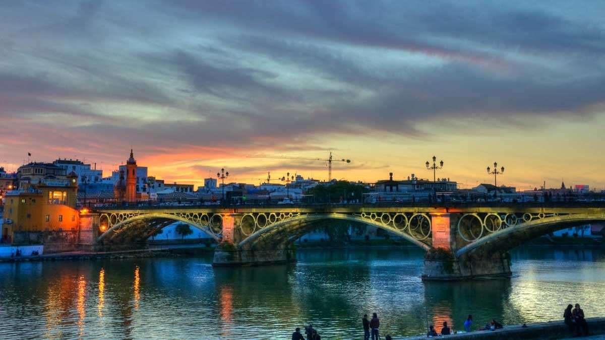 Puente de Triana sobre el Guadalquivir.