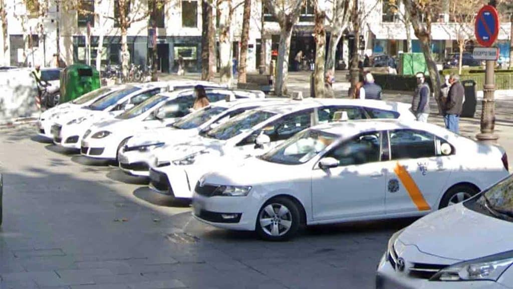 Taxis en su parada en Sevilla.
