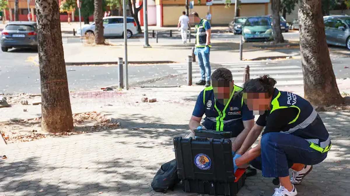 Agentes de la Policía Nacional científica.