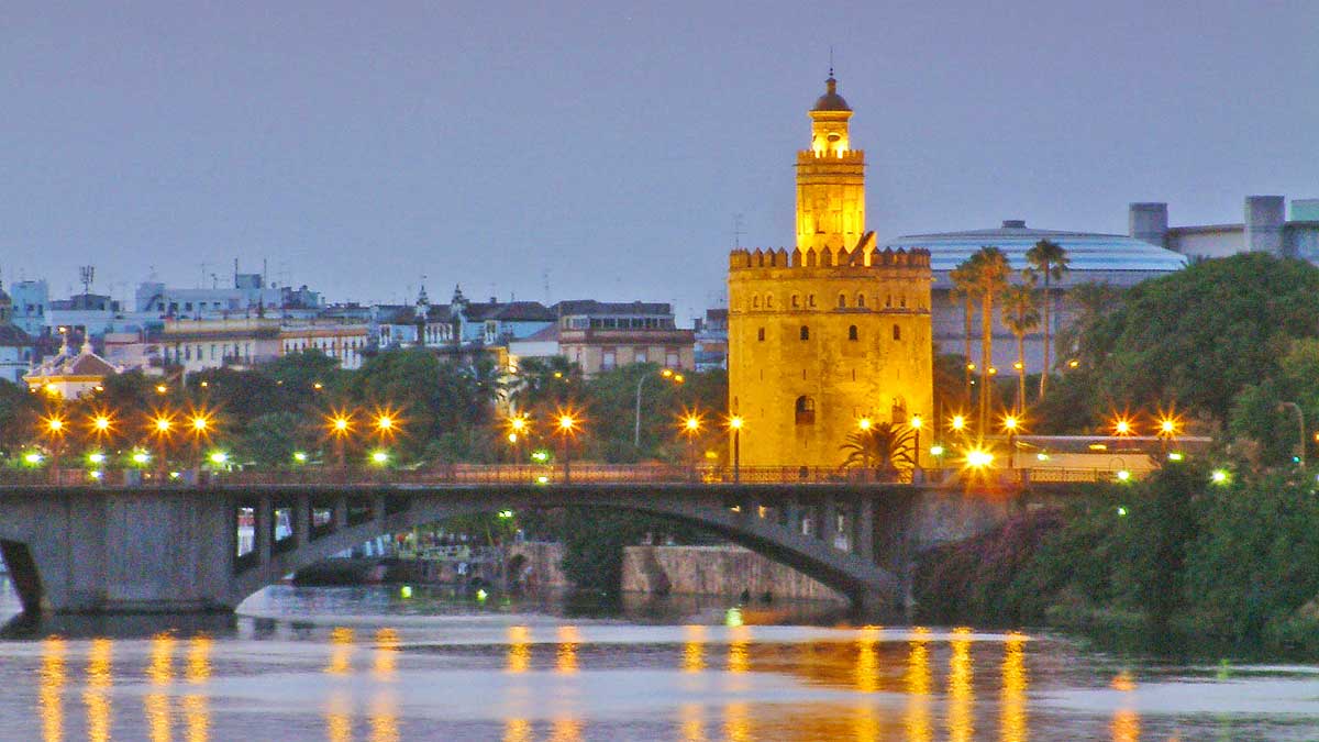 La Torre del Oro junto al puente de Los Remedios.