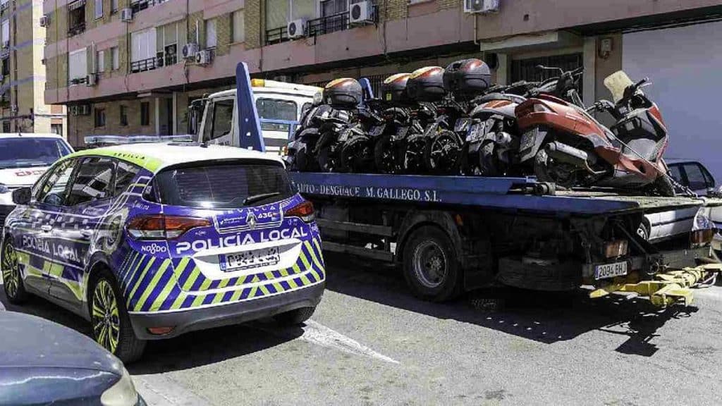 La grúa retira vehículos abandonados.