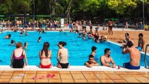 Bañistas en una piscina pública.