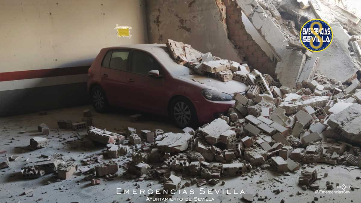 Estado de uno coche tras el derrumbe.