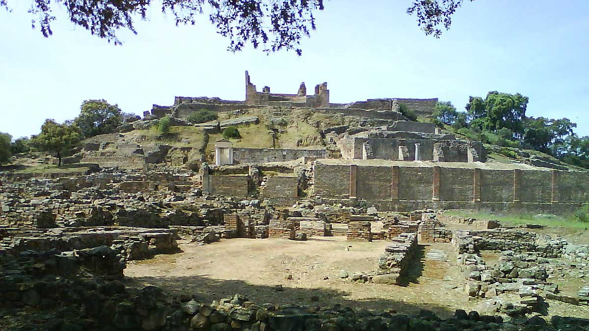 Restos de la ciudad de Munigua.