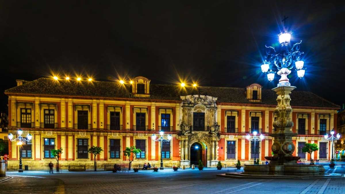 Plaza de la Virgen de los Reyes y fuente central.