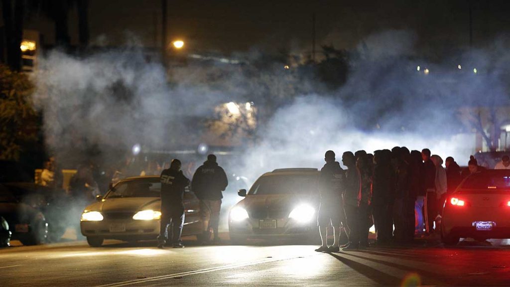 Coches en carrera ilegal.