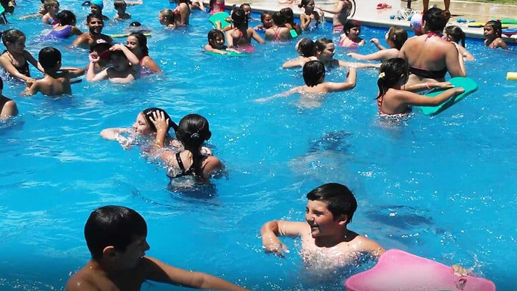 Niños jugando en la piscina.