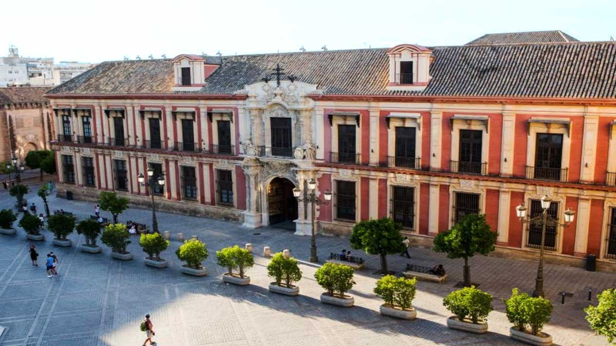 Fachada principal del Palacio Arzobispal de Sevilla.