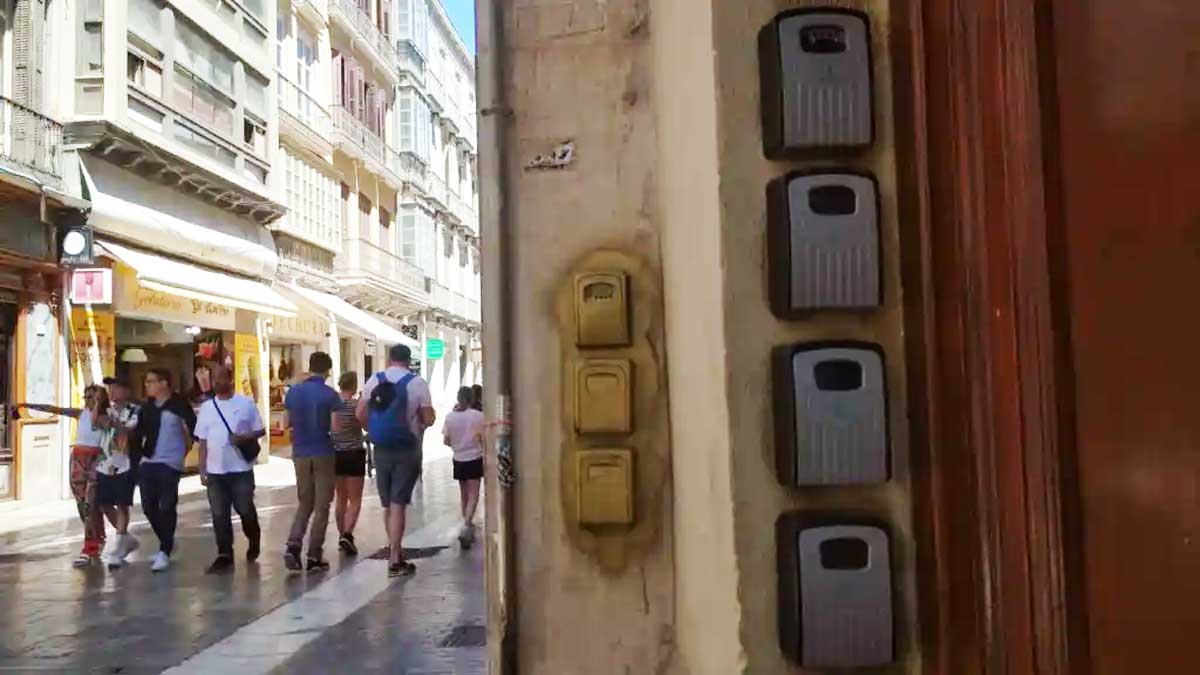 Cofres de viviendas turísticas en Sevilla.