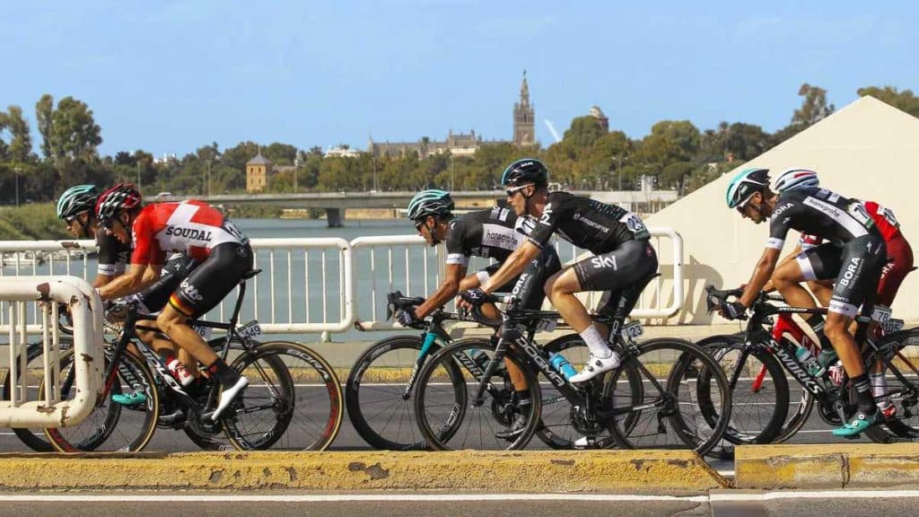 Vuelta ciclista a España pasando por Sevilla.