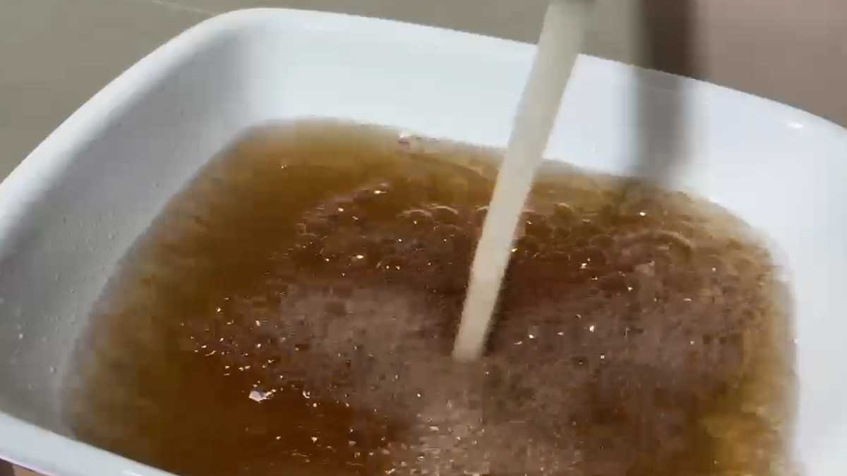 Lavabo con agua sucia en Lora del Río.