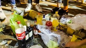 Descontrol de alcohol y botellas en el suelo.