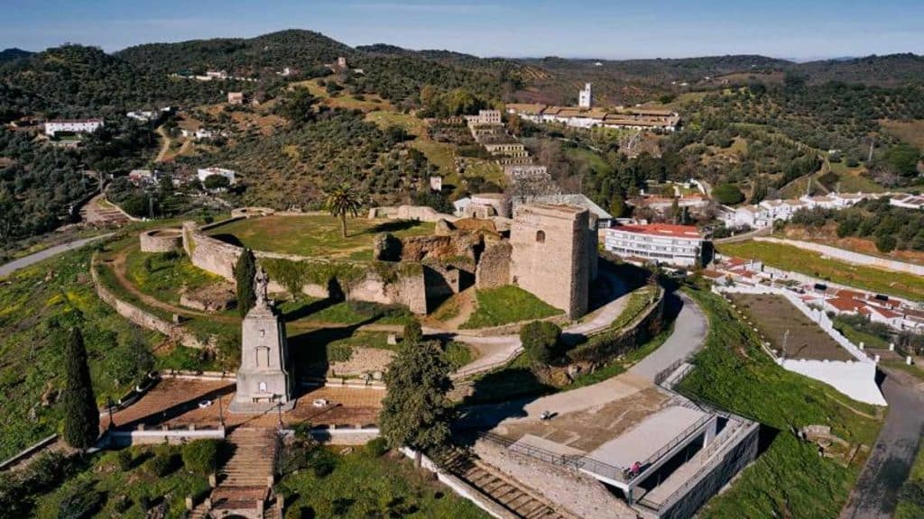 Castillo de Constantina y monumento.