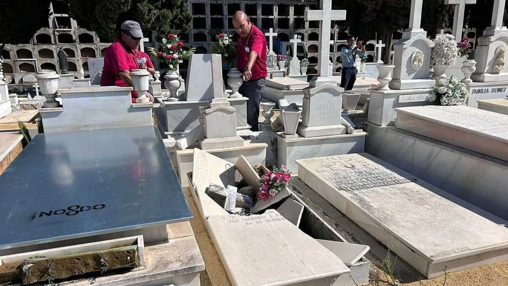 Tumbas rotas en el cementerio de San Fernando.