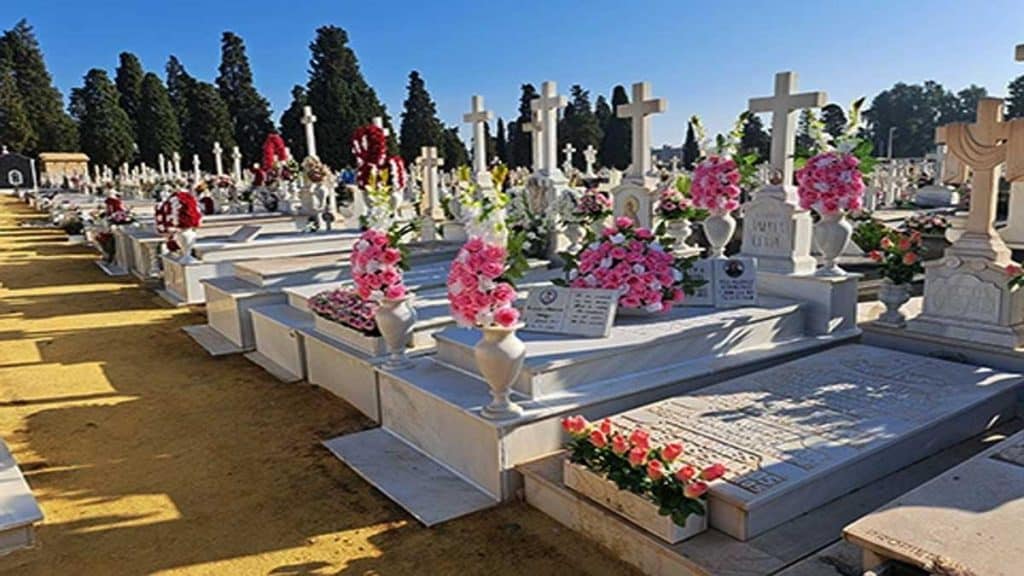 Calle de tumbas del cementerio de Sevilla.