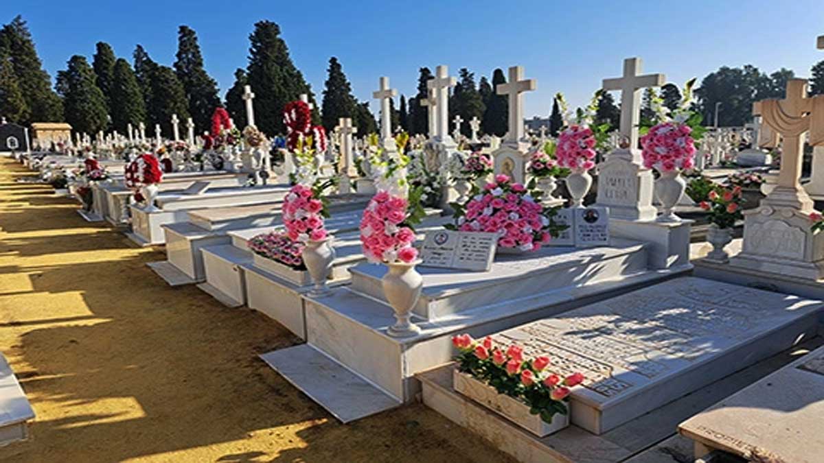 Calle de tumbas del cementerio de Sevilla.