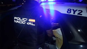 Vehículo de la Policía Nacional con detenido.