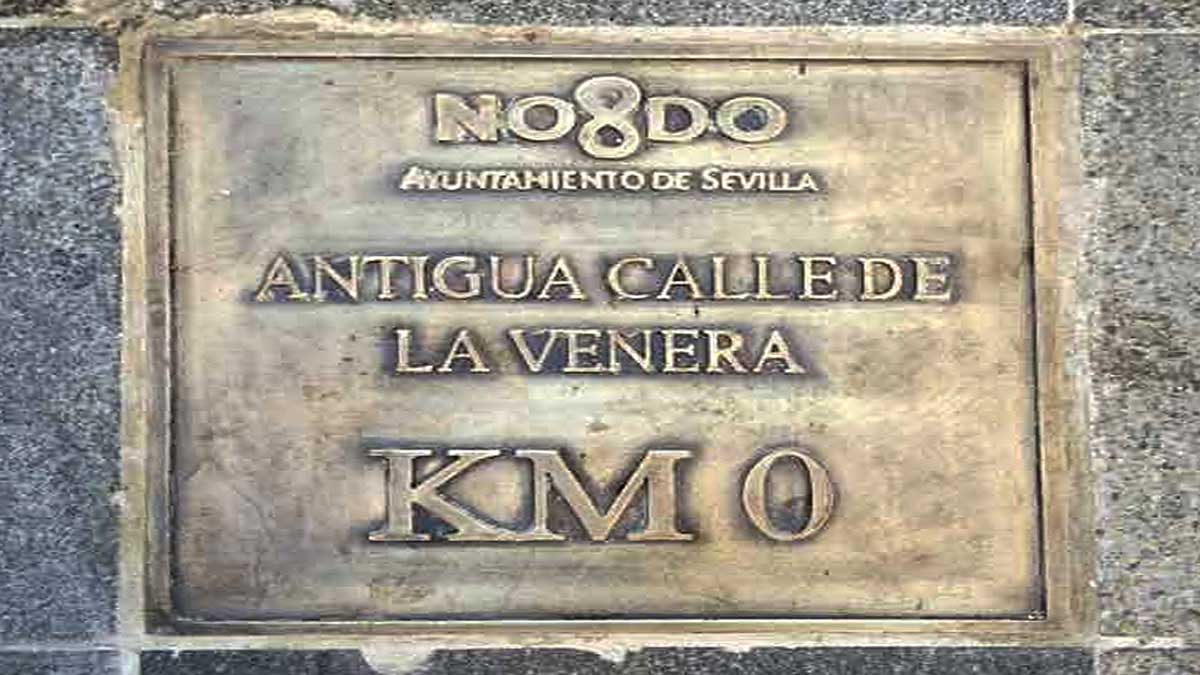 Detalle de la placa en la calle José Gestoso.