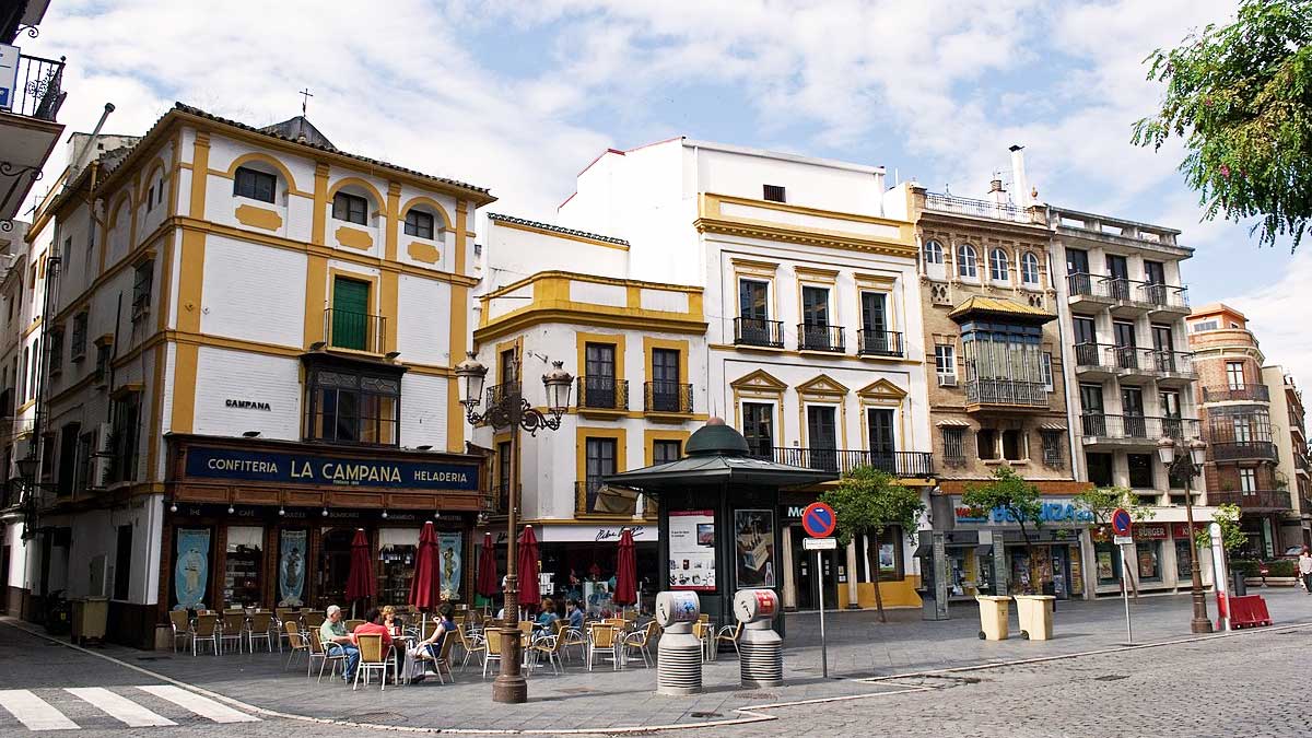 Junto a la calle Sierpes está La Campana.