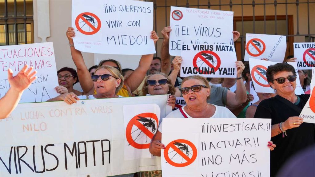 Manifestantes por la situación que se vive con el virus del Nilo.