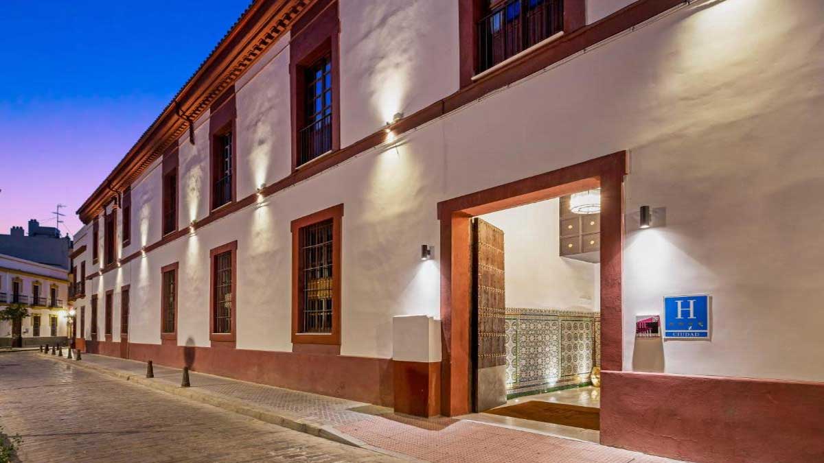 Fachada del Palacio de los Condes de Torrejón.