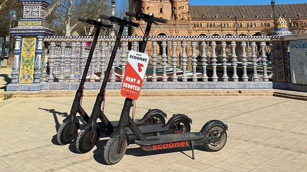 Patinetes eléctricos en la Plaza de España de Sevilla.