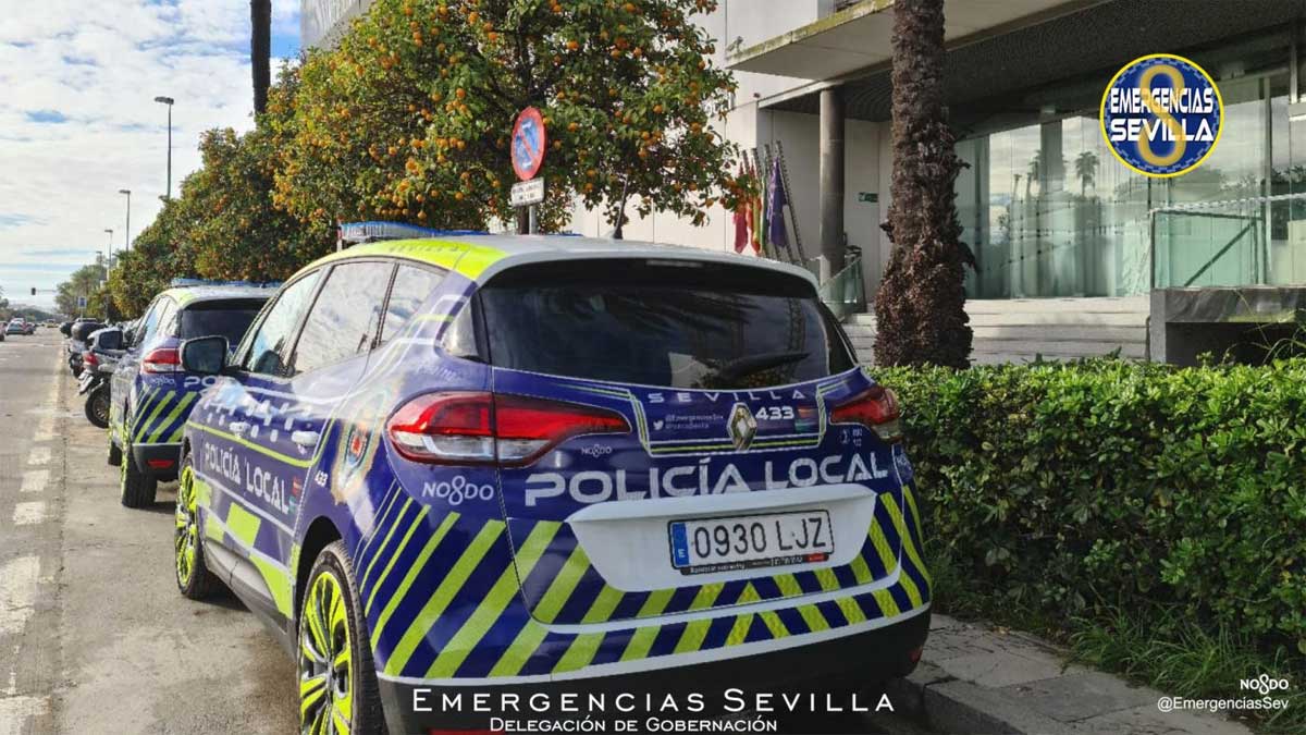 Patrulleros de la Policía Local sevillana.