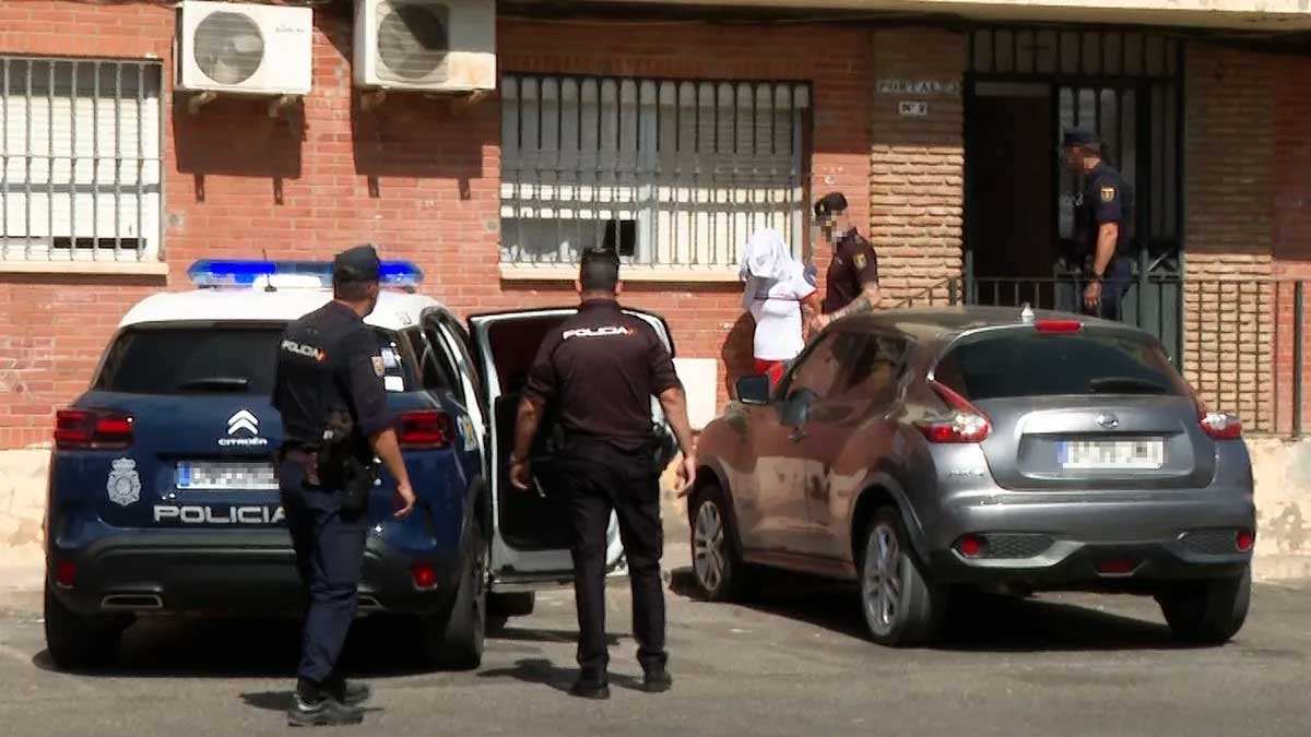 Policía Nacional con un detenido.