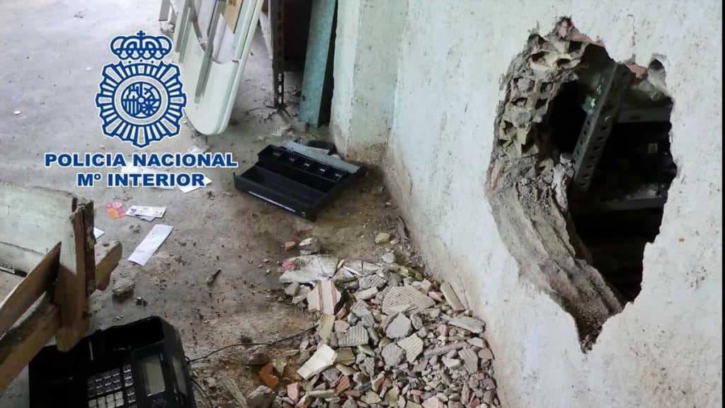 Butrón hecho por los ladrones.