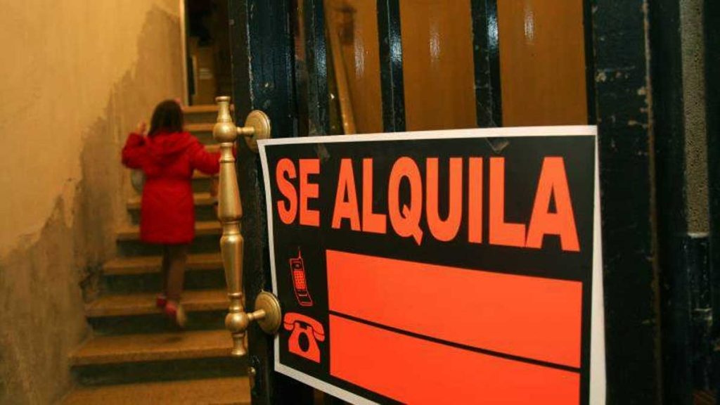 Cartel de "Se alquila" en puerta de una vivienda.