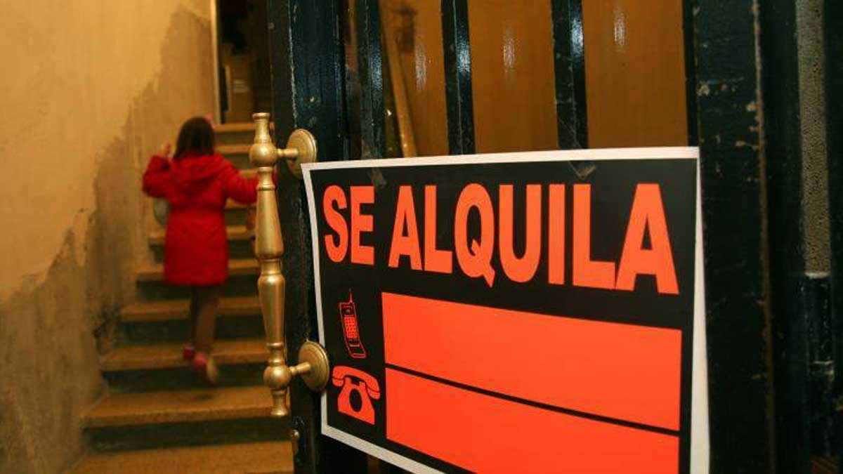 Cartel de "Se alquila" en puerta de una vivienda.